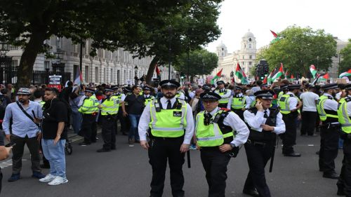 Londra’da Başbakanlık Önünde Filistin Destekçisi Binler: Protesto ve Polis Müdahalesi
