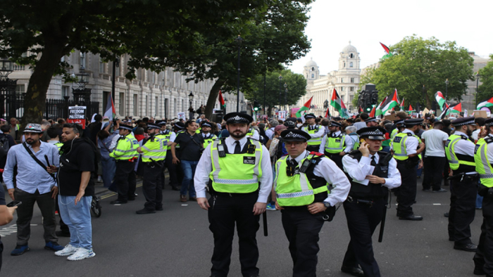 Londra’da Başbakanlık Önünde Filistin Destekçisi Binler: Protesto ve Polis Müdahalesi