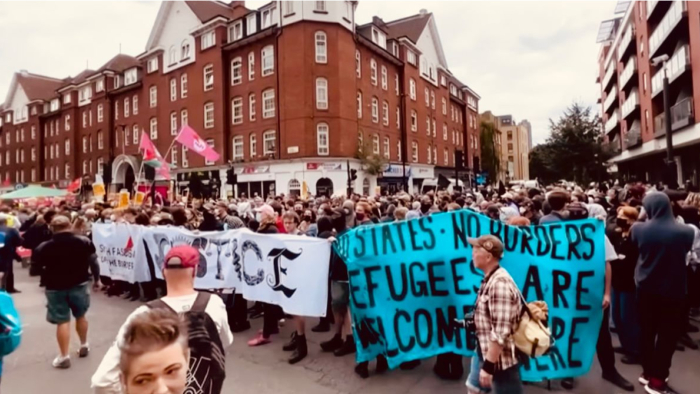 Londra’da Göçmen Oteli Önünde Karşıt Gruplar Karşı Karşıya Geldi: 9 Gözaltı