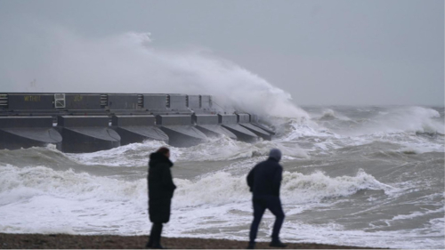 Fırtına Floris İngiltere ve İskoçya’yı Vurdu: Yaz Ortasında Kış Manzaraları