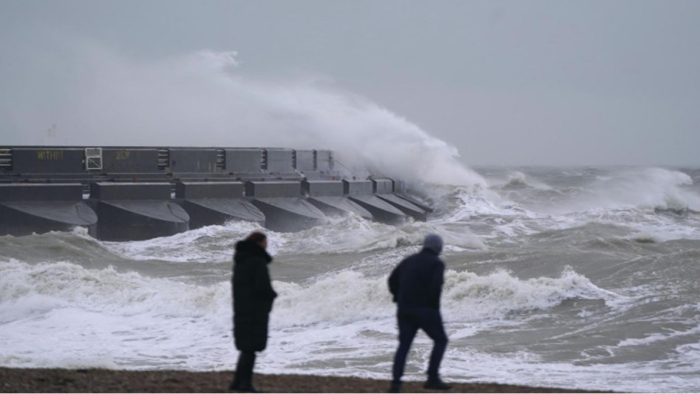 Fırtına Floris İngiltere ve İskoçya’yı Vurdu: Yaz Ortasında Kış Manzaraları