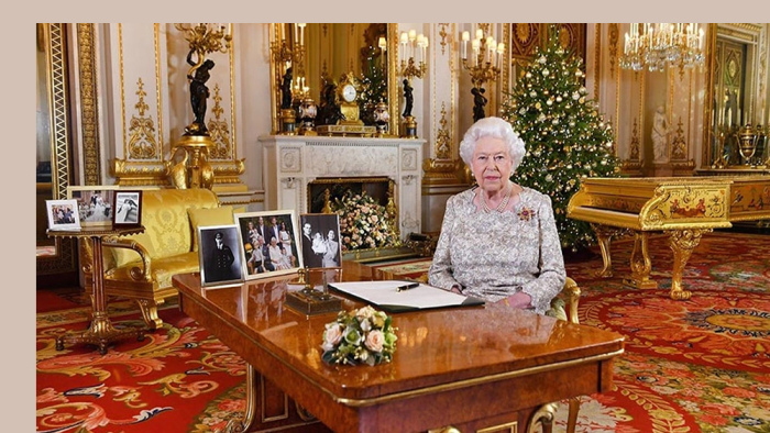 Kraliçe’nin Kıyafetleri Buckingham Sarayında Sergilenecek